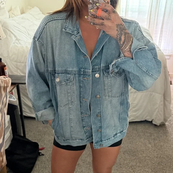 H&M Light Wash Oversized Denim Jacket - Picture 3 of 6